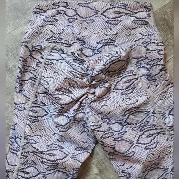 Cheeky Fit Snake Print Leggings in Gray - Picture 4 of 5